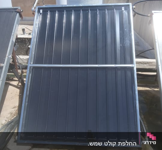 קולטן שמש עם דוד מים על גג